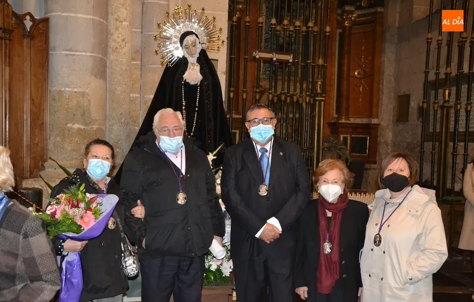 Foto 10 - Arturo P&eacute;rez de Burgos recibe un homenaje sorpresa en el cierre de la novena en honor a La Soledad ...