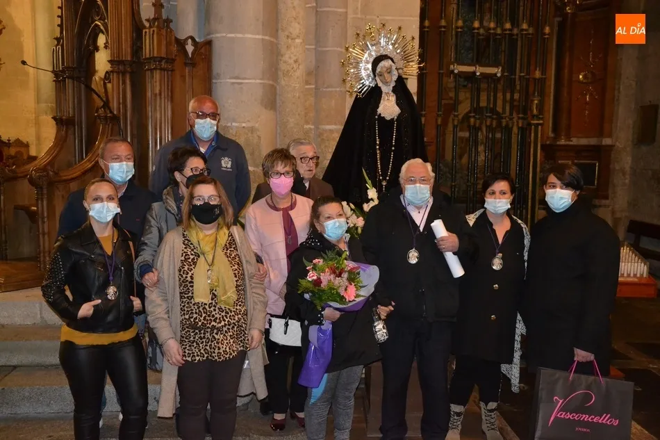 Foto 4 - Arturo P&eacute;rez de Burgos recibe un homenaje sorpresa en el cierre de la novena en honor a La Soledad ...