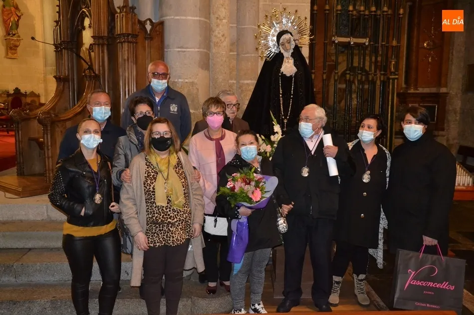Foto 5 - Arturo P&eacute;rez de Burgos recibe un homenaje sorpresa en el cierre de la novena en honor a La Soledad ...