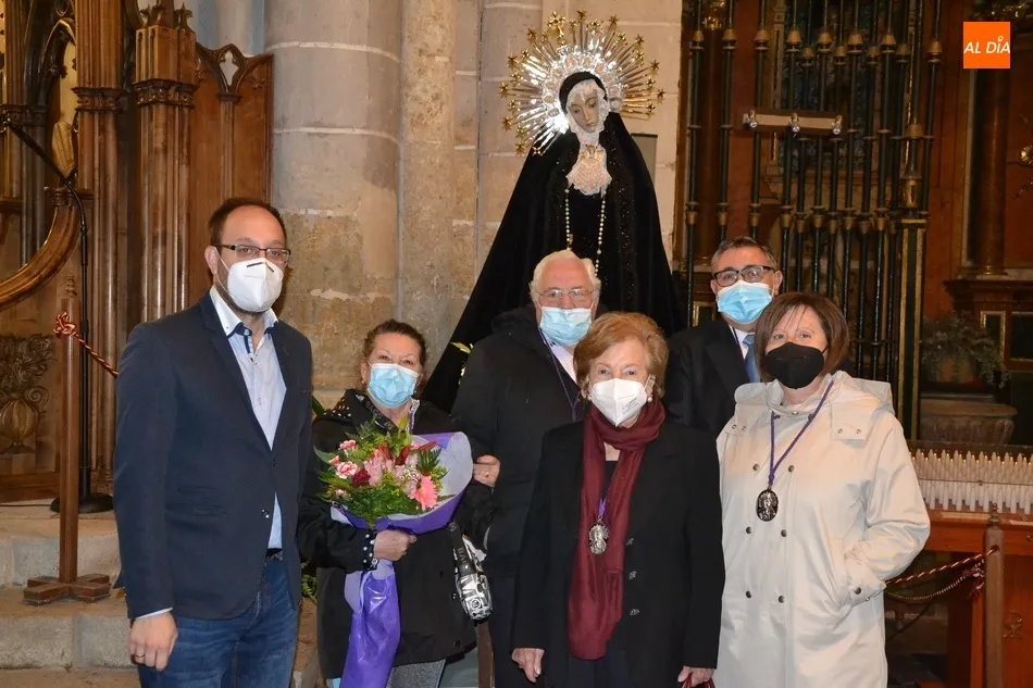 Foto 9 - Arturo P&eacute;rez de Burgos recibe un homenaje sorpresa en el cierre de la novena en honor a La Soledad ...