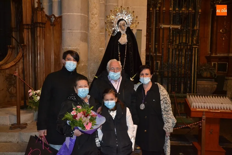 Foto 3 - Arturo P&eacute;rez de Burgos recibe un homenaje sorpresa en el cierre de la novena en honor a La Soledad ...