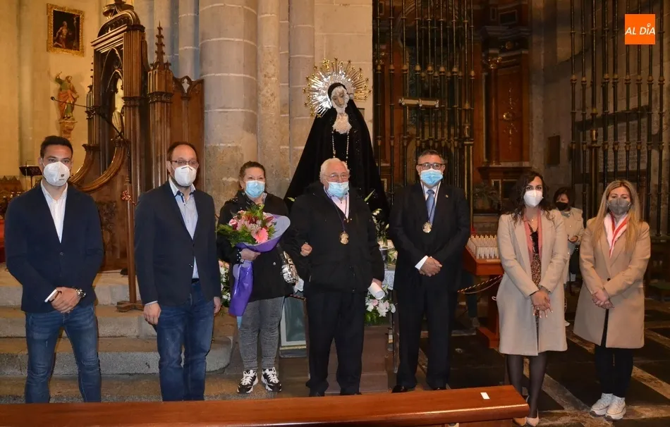 Foto 7 - Arturo P&eacute;rez de Burgos recibe un homenaje sorpresa en el cierre de la novena en honor a La Soledad ...