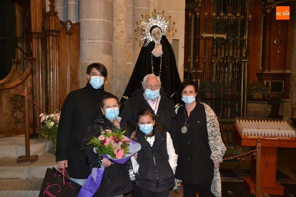 Foto 2 - Arturo P&eacute;rez de Burgos recibe un homenaje sorpresa en el cierre de la novena en honor a La Soledad ...