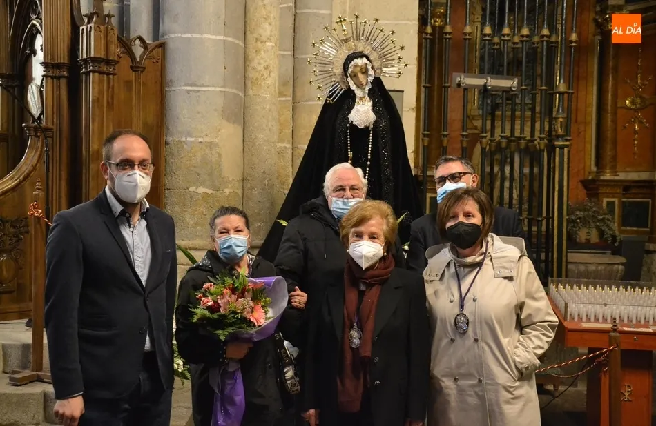 Foto 8 - Arturo P&eacute;rez de Burgos recibe un homenaje sorpresa en el cierre de la novena en honor a La Soledad ...