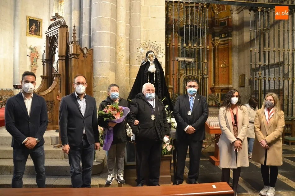 Foto 6 - Arturo P&eacute;rez de Burgos recibe un homenaje sorpresa en el cierre de la novena en honor a La Soledad ...