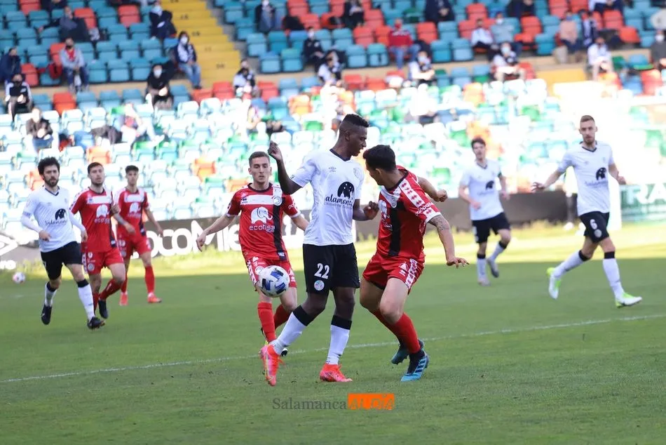Una disputa en el derbi del Helmántico