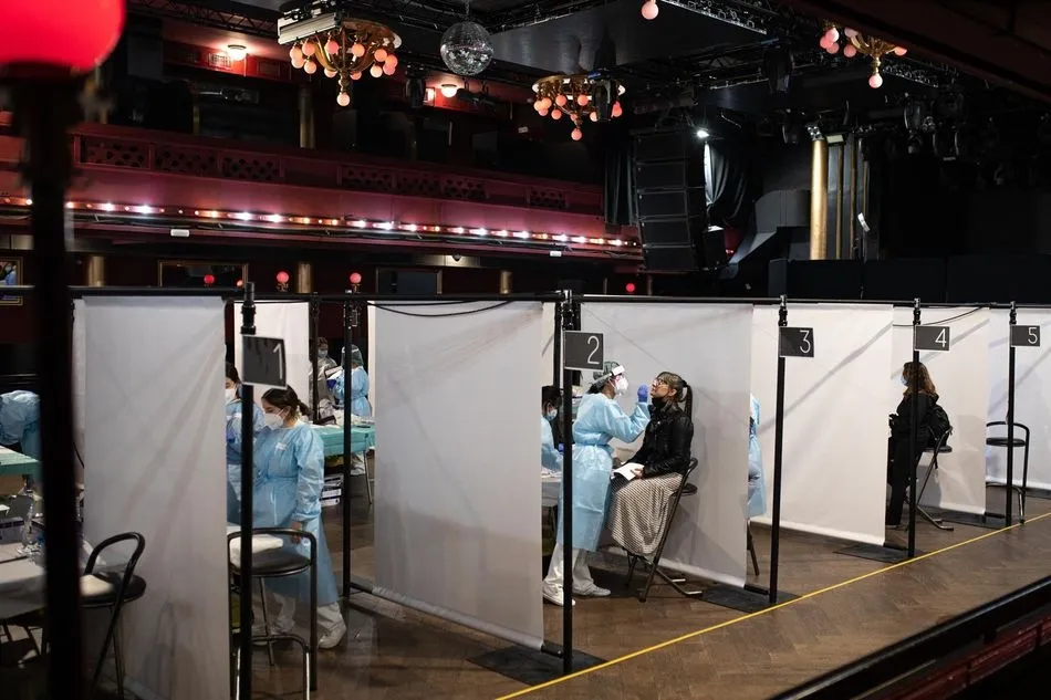 Asistentes al concierto de Love of Lesbian en Barcelona se hacen un test de antígenos para poder acceder al recinto - PAU VENTEO - EUROPA PRESS