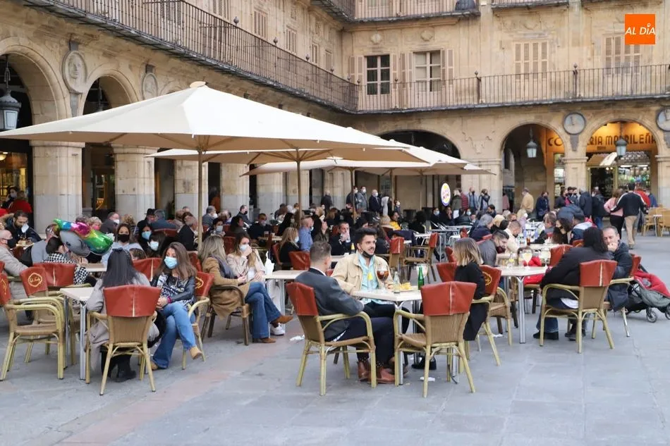 Foto 4 - Las calles de Salamanca se llenan de p&uacute;blico disfrutando de la Semana Santa