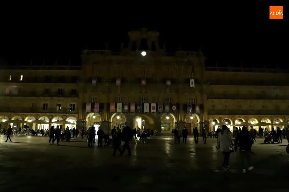 La Plaza Mayor se queda a oscuras un año más en la Hora del Planeta - Lydia González