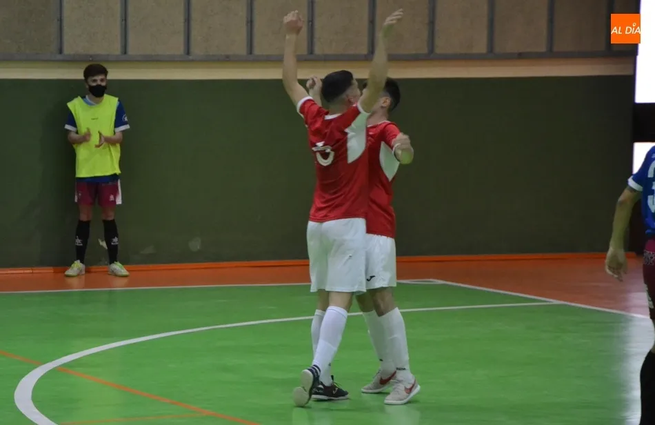 Foto 8 - El III Juvenil encaja ante el Leis Pontevedra su 1&ordf; derrota de esta fase tras hacer demasiados...
