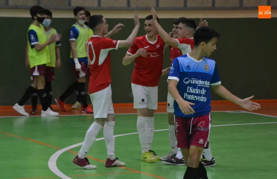 Foto 6 - El III Juvenil encaja ante el Leis Pontevedra su 1&ordf; derrota de esta fase tras hacer demasiados...