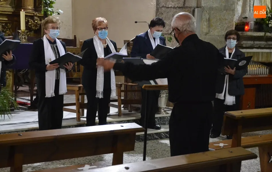 Foto 10 - El Coro de San Andr&eacute;s inaugura la Semana Santa en su Parroquia con un concierto  