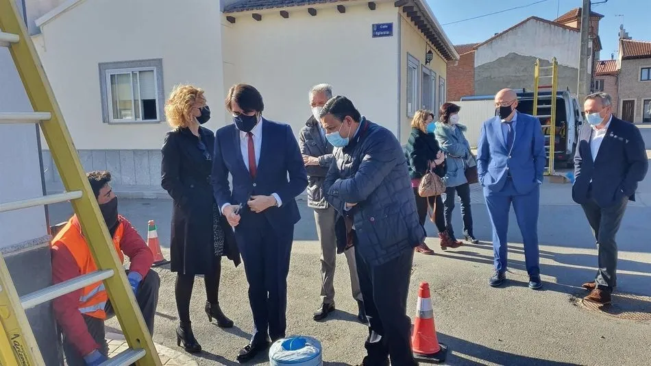 Suárez-Quiñones comprueba en Tiñosillos (Ávila) la implatación de la fibra óptica. - JCYL