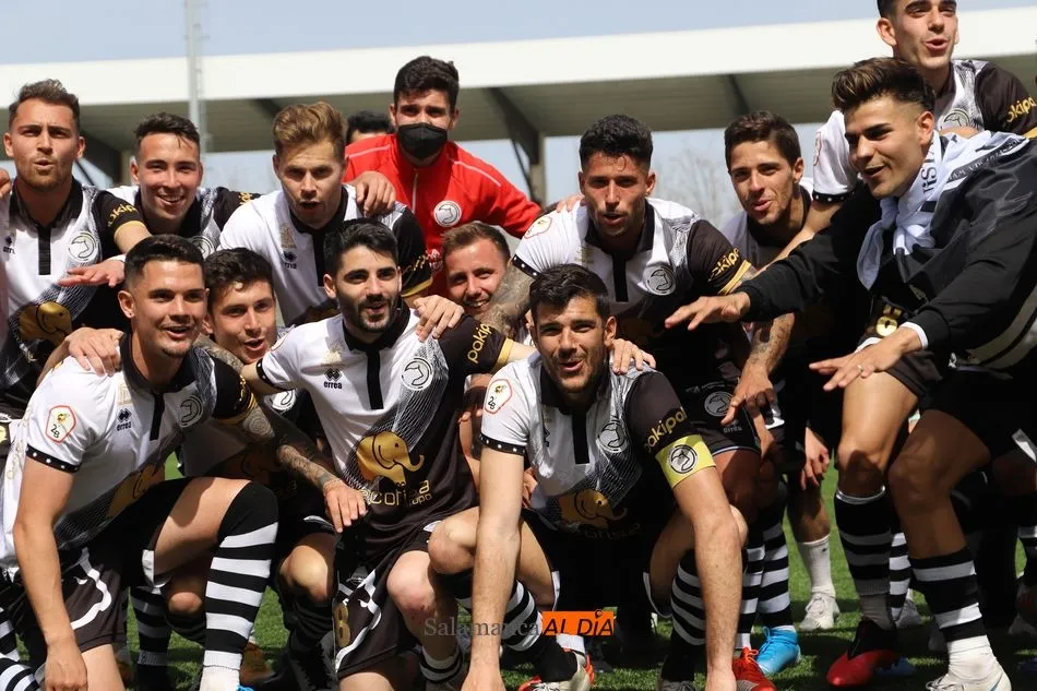 Foto 4 - Unionistas culmina su obra maestra al meterse en la PRO al puntuar con el Racing de Ferrol y sue&ntilde;a ...