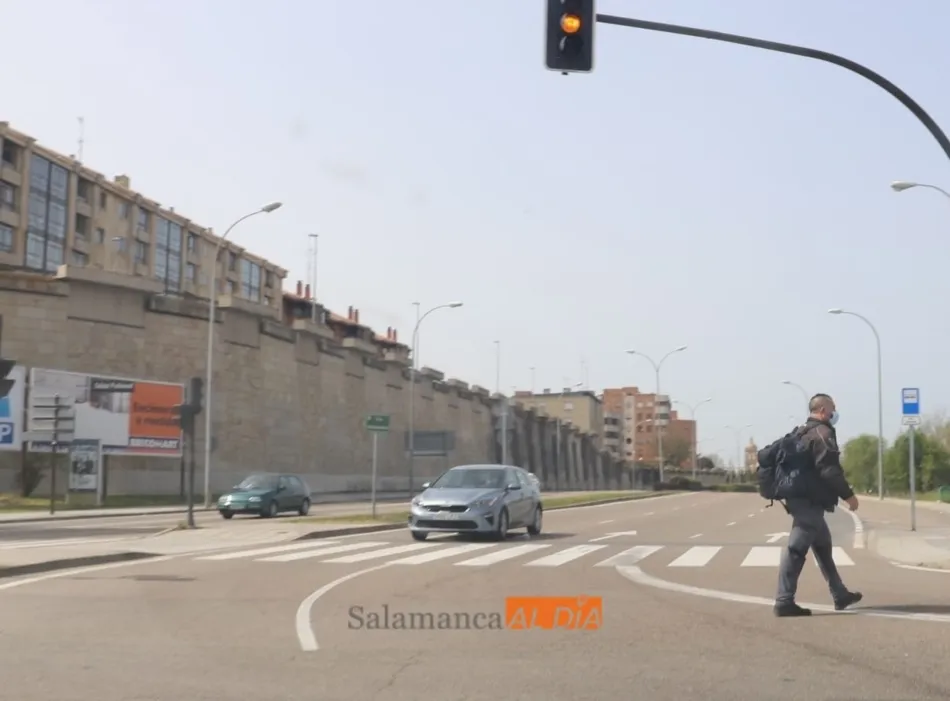 Foto 4 - Un coche circula en direcci&oacute;n contraria por la rotonda de San Jos&eacute; y dificulta el tr&aacute;fico
