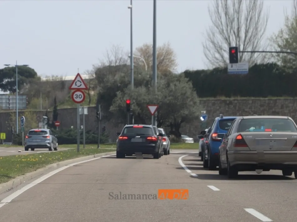 Foto 3 - Un coche circula en direcci&oacute;n contraria por la rotonda de San Jos&eacute; y dificulta el tr&aacute;fico