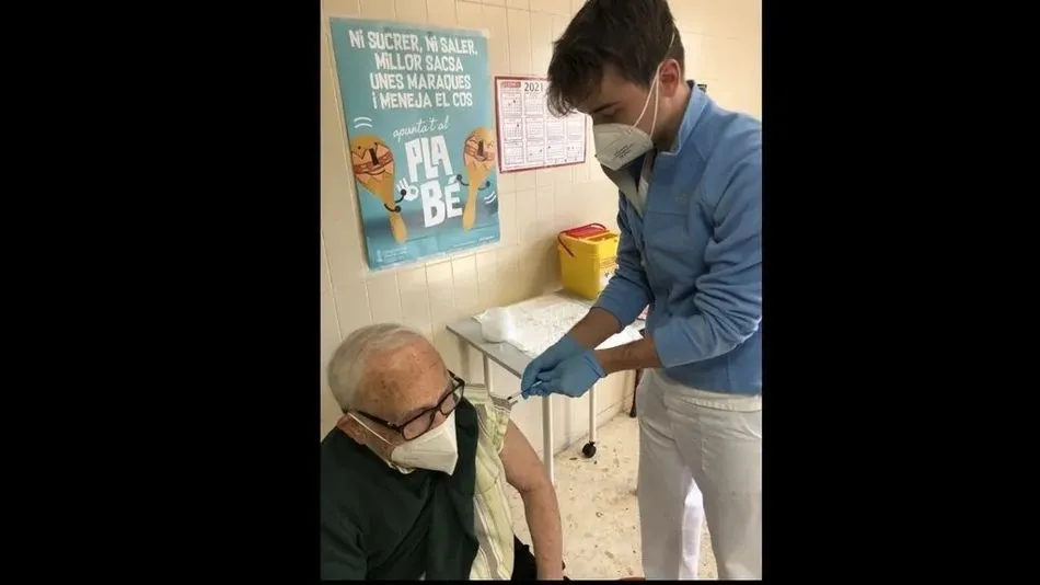 Instante en el que Julián administra la vacuna a su abuelo Olegario - @juliarrufat11