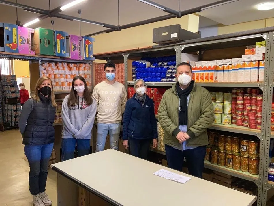Momento de la entrega del cheque al Centro Social de Nuestra Señora de la Consolación - CUDESA