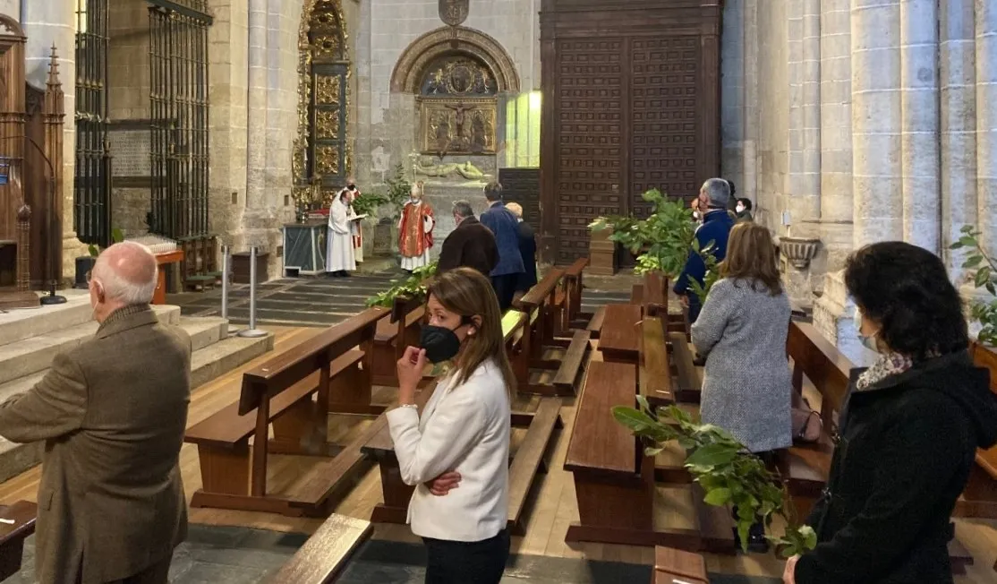 La Catedral y las parroquias cumplen con la tradición de repartir laurel a sus fieles  