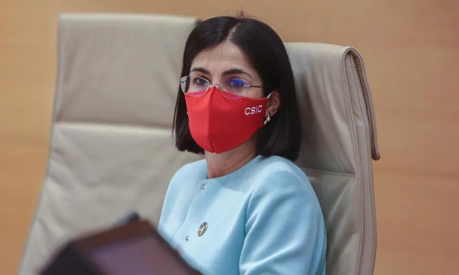 La ministra de Sanidad, Carolina Darias, mira a la cámara durante la Comisión de Sanidad del Congreso, en Madrid (España), a 25 de marzo de 2021. Darias comparece este jueves en la Cámara Baja. Foto R.Rubio - POOL - EP