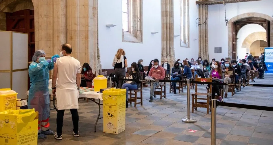 Los colectivos más vulnerables y de primera línea en la lucha contra la COVID19 están prácticamente inmunizados en Castilla y León