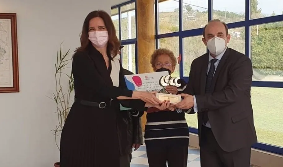 La consejera de Empleo e Industria, Ana Carlota Amigo, hace entrega a la empresa Telecomunicaciones Los Ocho Caños del Premio Comercio Tradicional de la provincia de León. Foto JCYL