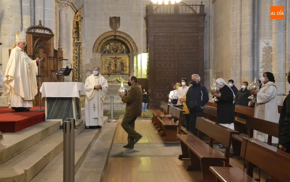 Consagrado el Santo Crisma y bendecidos los óleos que serán usados durante este año en la...