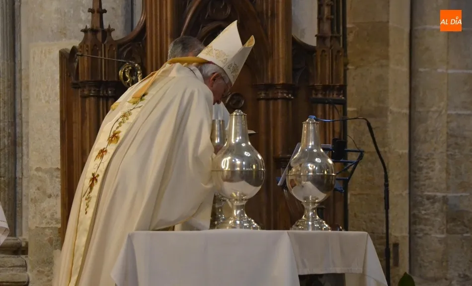 Foto 10 - Consagrado el Santo Crisma y bendecidos los &oacute;leos que ser&aacute;n usados durante este a&ntilde;o en la...