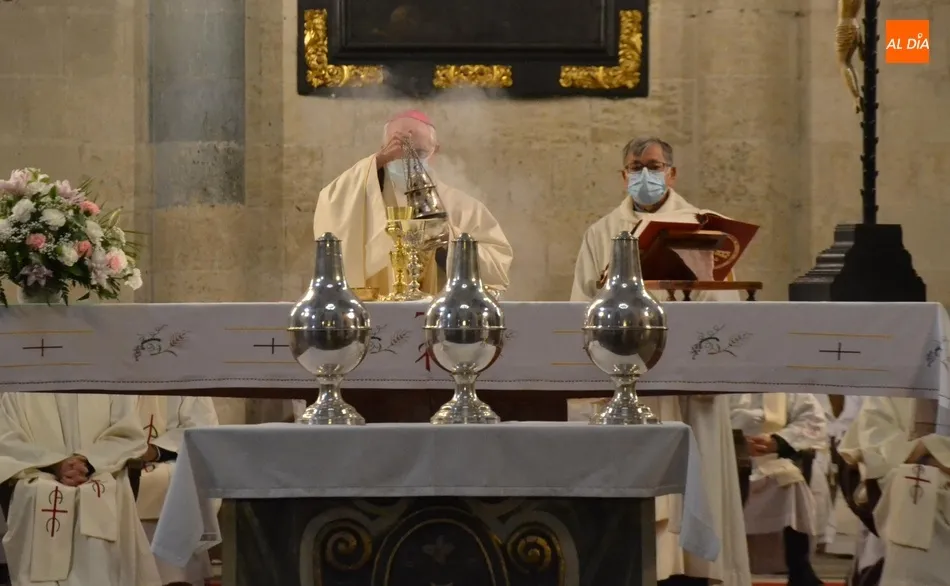 Foto 8 - Consagrado el Santo Crisma y bendecidos los &oacute;leos que ser&aacute;n usados durante este a&ntilde;o en la...