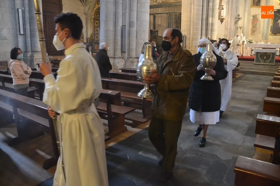 Foto 4 - Consagrado el Santo Crisma y bendecidos los &oacute;leos que ser&aacute;n usados durante este a&ntilde;o en la...