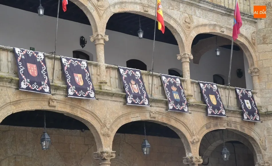 Los reposteros engalanan la fachada de la Casa Consistorial  