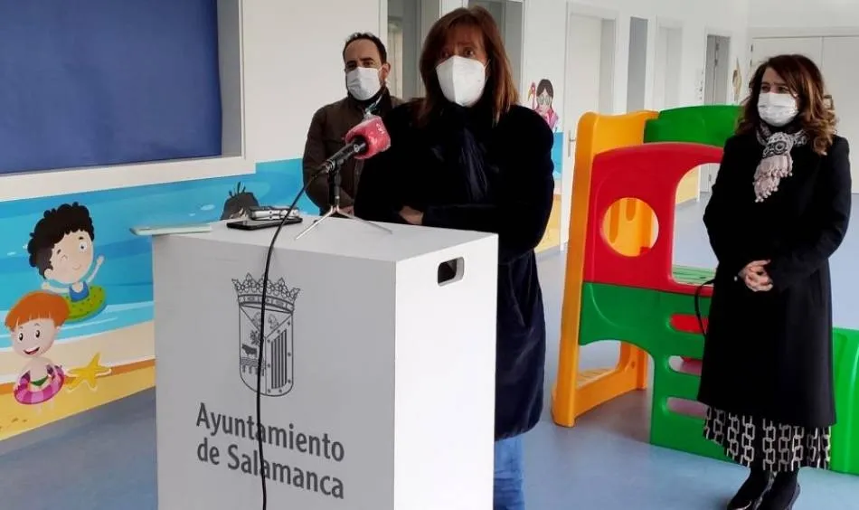 La edil María José Fresnadillo atiende a los medios en las nuevas dependencias para la escuela infantil de Pizarrales. Foto EP