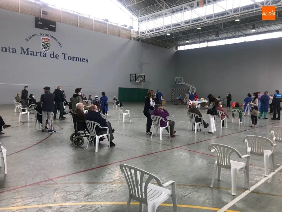 Foto 6 - Vacunaci&oacute;n masiva frente al coronavirus en el pabell&oacute;n de Santa Marta