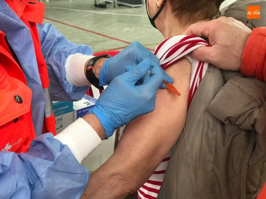 Foto 5 - Vacunaci&oacute;n masiva frente al coronavirus en el pabell&oacute;n de Santa Marta