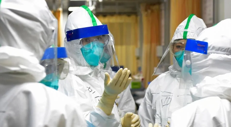 Una enfermera de la unidad de cuidados intensivos explica a sus compañeros de equipo las medidas de seguridad a seguir contra el coronavirus, en China. Foto: EP