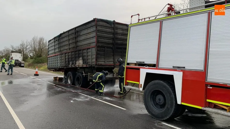 La rápida intervención evitó que el fuego se propagara por la carga