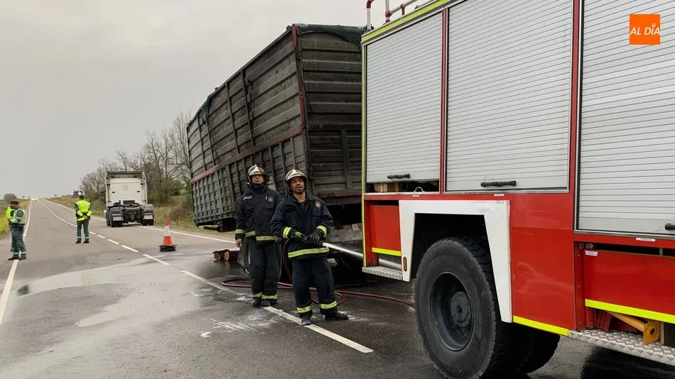 Foto 3 - Los bomberos de Vitigudino sofocan el incendio de un cami&oacute;n cargado de le&ntilde;a&nbsp;  