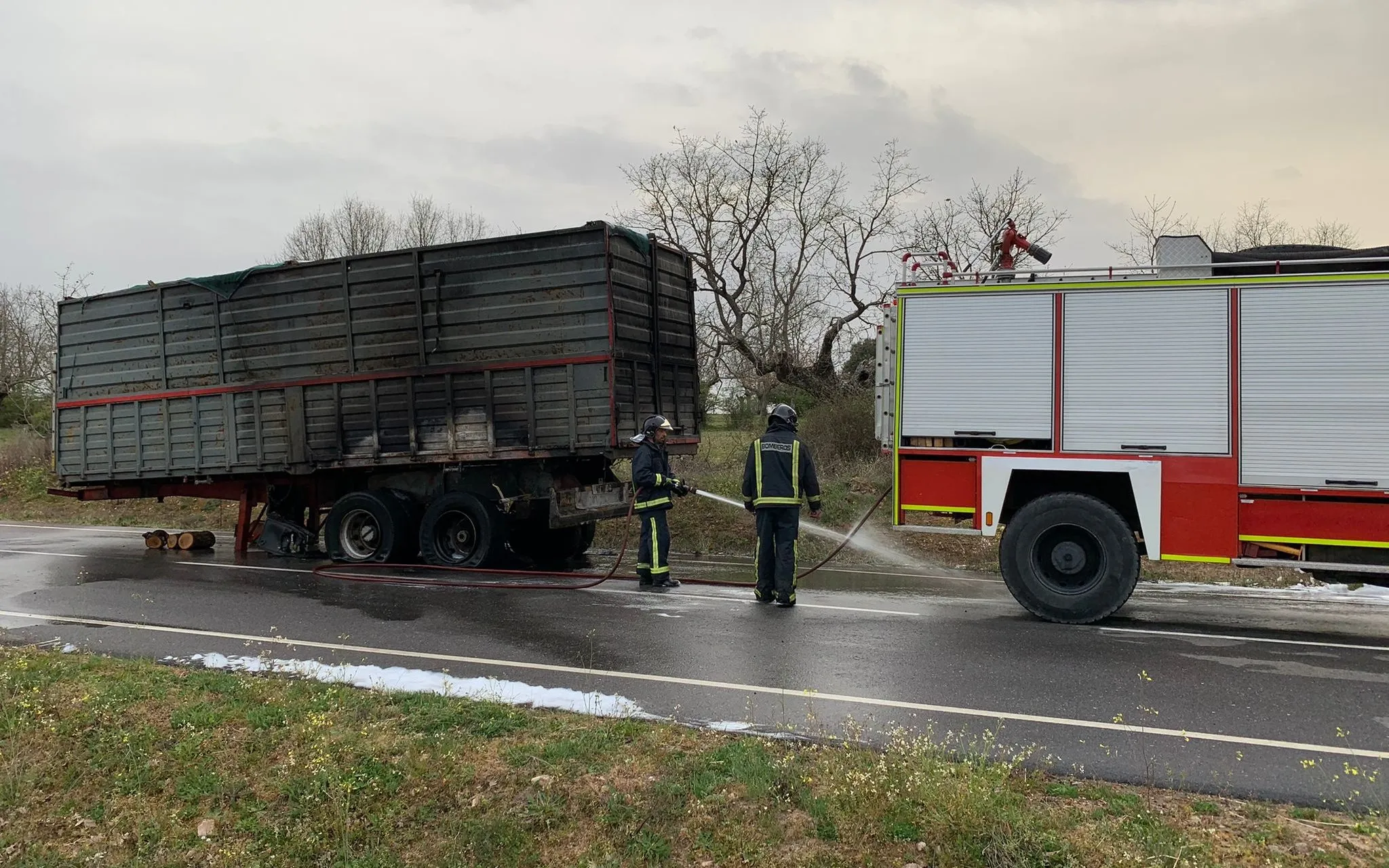 Foto 2 - Los bomberos de Vitigudino sofocan el incendio de un cami&oacute;n cargado de le&ntilde;a&nbsp;  