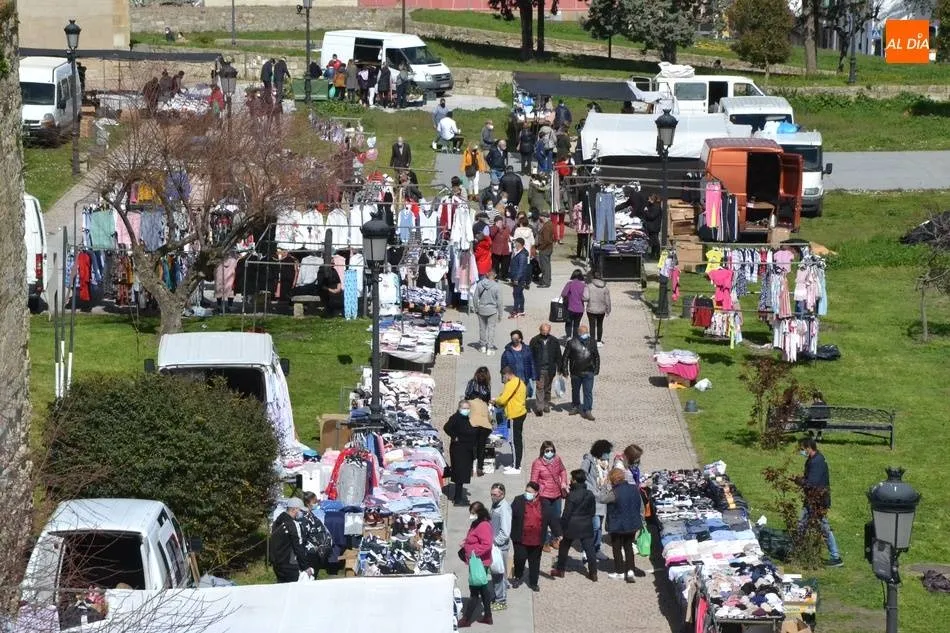 Este miércoles concluye el plazo que tienen los vendedores del mercadillo para abonar la tasa...
