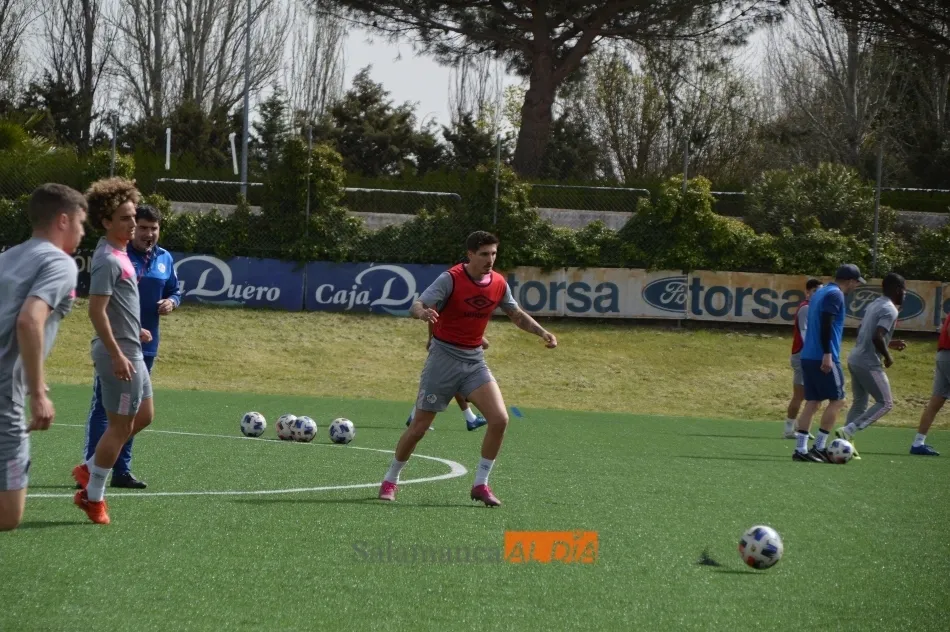 Foto 11 - La divertida odisea del Salamanca UDS en el entrenamiento: saltos de vallas para entrar al Anexo