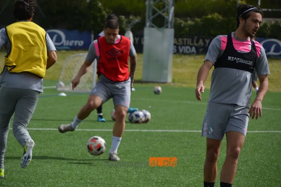 Foto 7 - La divertida odisea del Salamanca UDS en el entrenamiento: saltos de vallas para entrar al Anexo