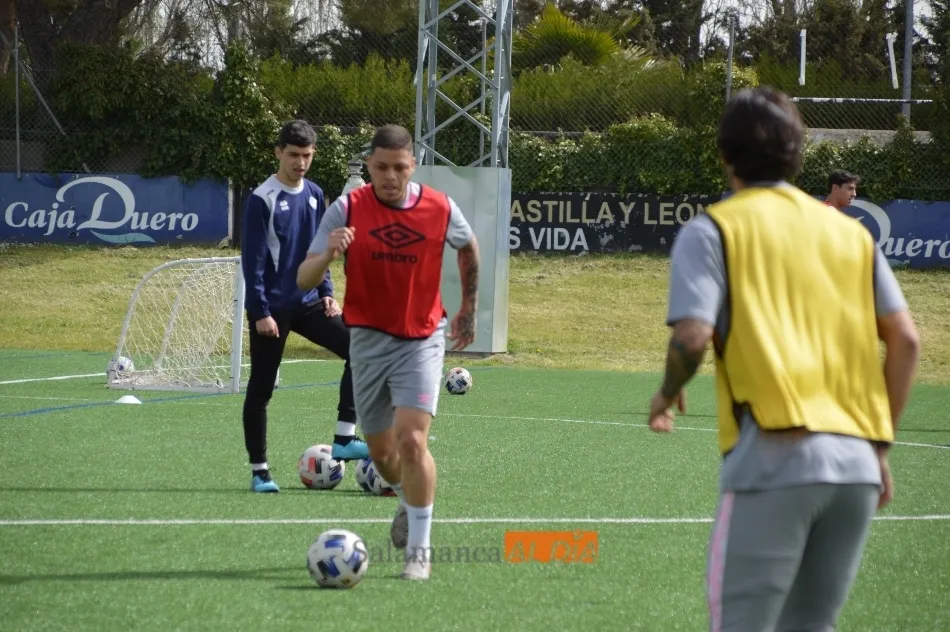 Foto 5 - La divertida odisea del Salamanca UDS en el entrenamiento: saltos de vallas para entrar al Anexo