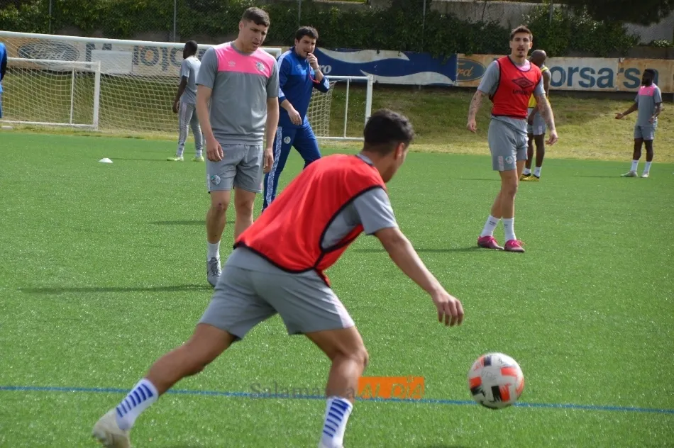 Foto 3 - La divertida odisea del Salamanca UDS en el entrenamiento: saltos de vallas para entrar al Anexo