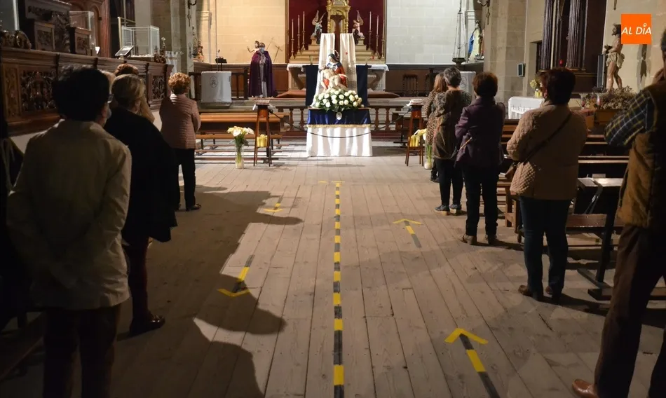 La Cofradía de las Angustias honra a su Virgen con melancolía por no poder procesionar  