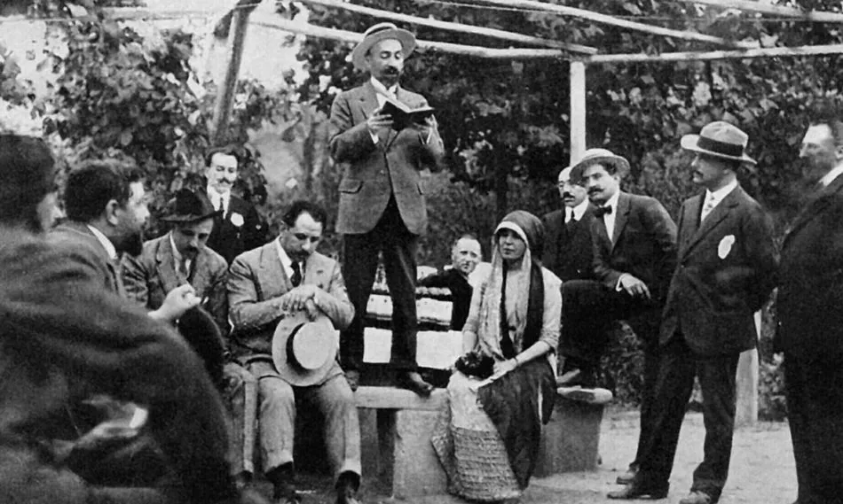 Jacinto Benavente, Nobel de Literatura, recitando un poema en La Flecha   