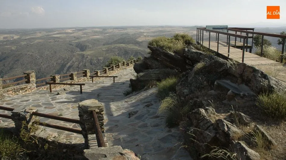 El mirador de las Janas sobre el río Huebra ofrece como complemento una colonia de buitres leonados / Miguel Corral