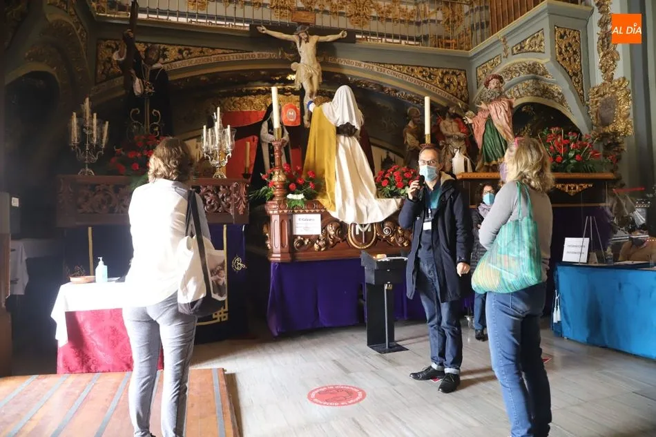 Foto 10 - Nueva jornada de la exposici&oacute;n de pasos procesionales en la iglesia de la Vera Cruz