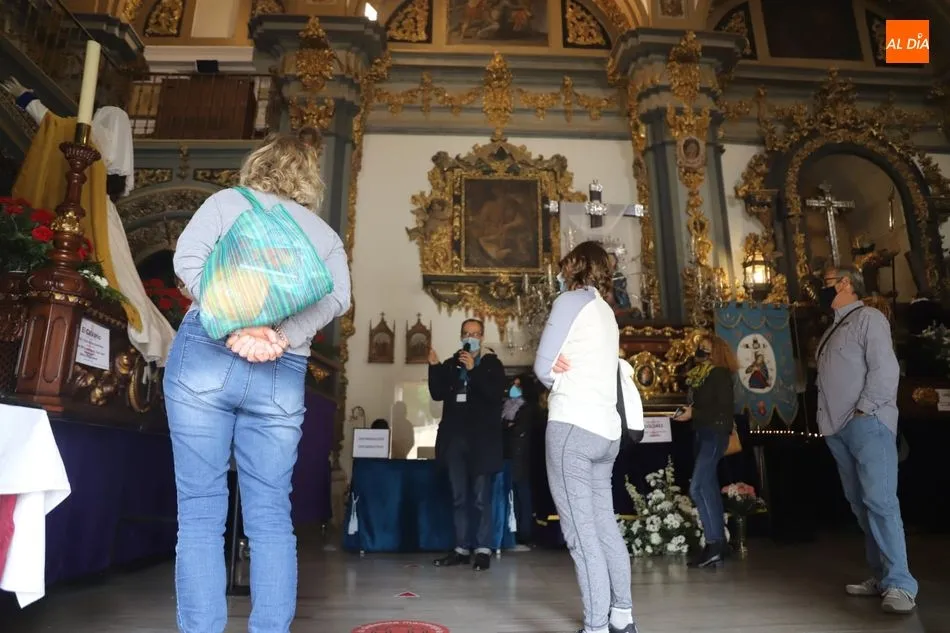 Foto 9 - Nueva jornada de la exposici&oacute;n de pasos procesionales en la iglesia de la Vera Cruz