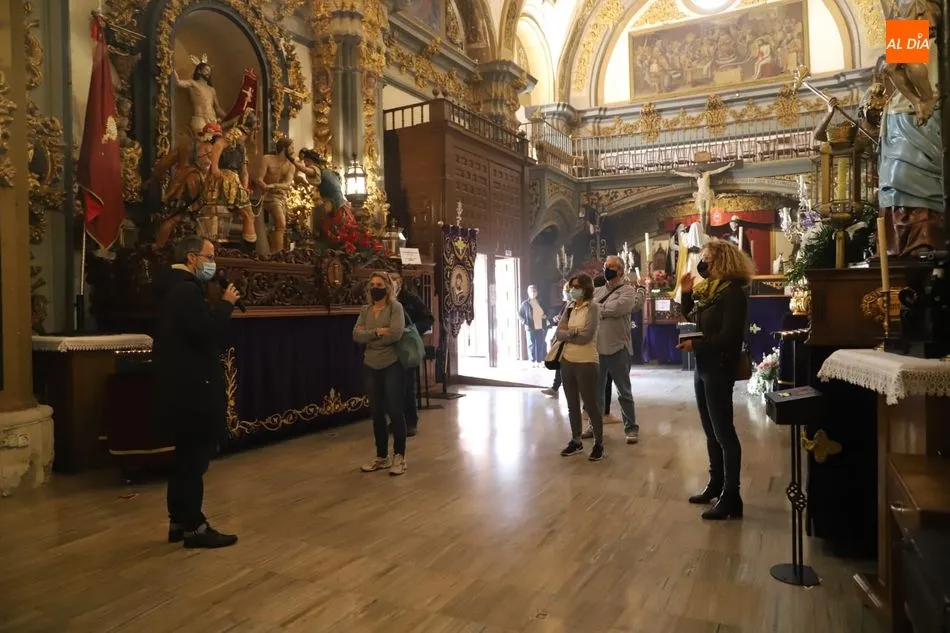 Foto 5 - Nueva jornada de la exposici&oacute;n de pasos procesionales en la iglesia de la Vera Cruz