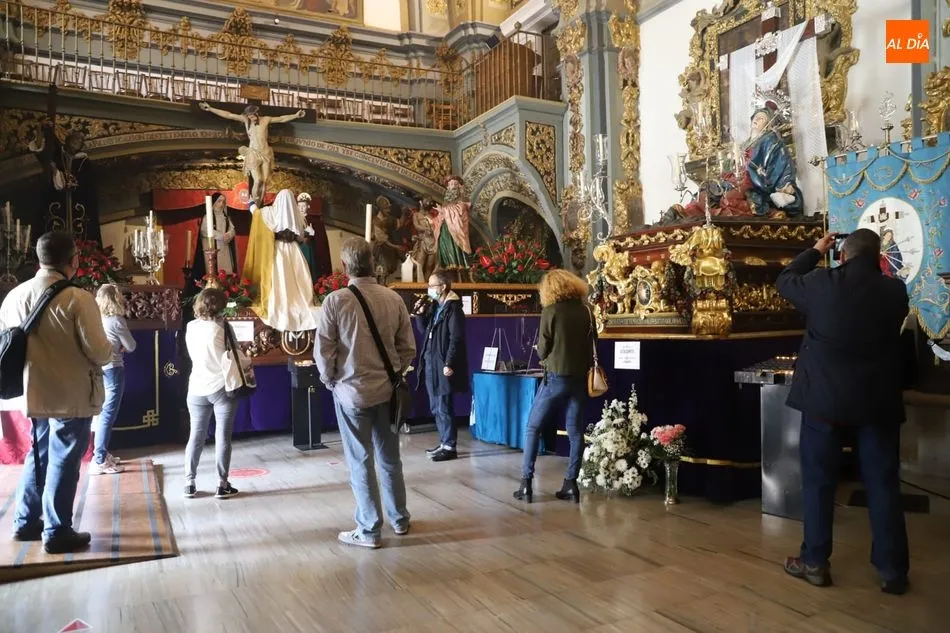 Foto 4 - Nueva jornada de la exposici&oacute;n de pasos procesionales en la iglesia de la Vera Cruz